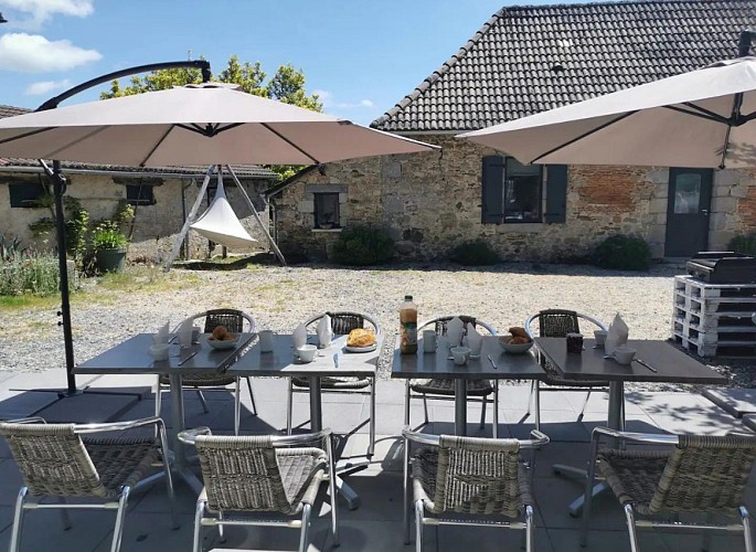 terrasse-gîte-unalhome-bussiere-galant