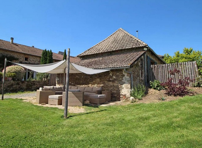 extérieur-gîte-unalhome-bussiere-galant