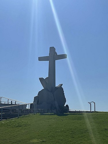 Monument des Péris en Mer - Croix