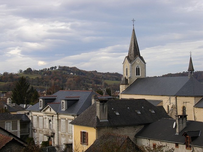 Eglise de Montaut centrale sur la place web