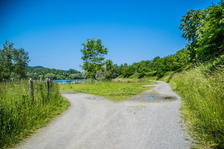 The paths along the Laroin lakes