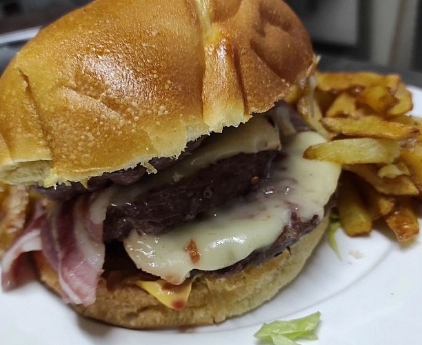 burger montagnard frites  le Hangar 87