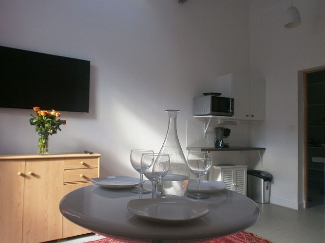 P6210793 Studio table petit déjeuner 1