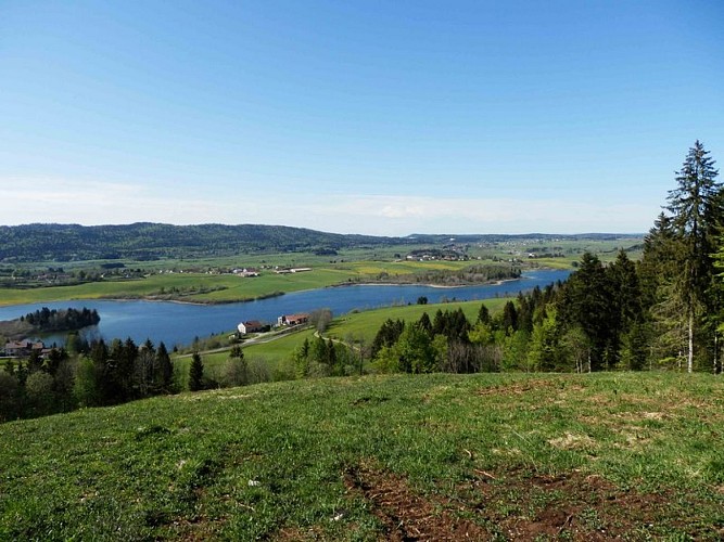 Vue sur le lac de l'Abbaye depuis  le belvédère du Moulin