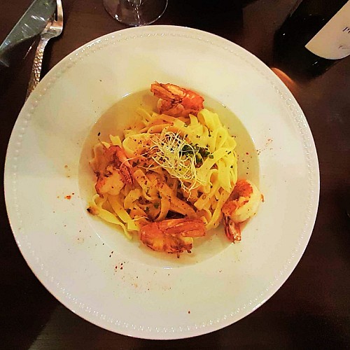 Gambas snackées, jus réduit et tagliatelles