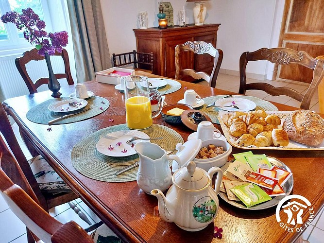 LA PORTE COCHÈRE, 2 CHAMBRES JUSQU'À 4 PERSONNES