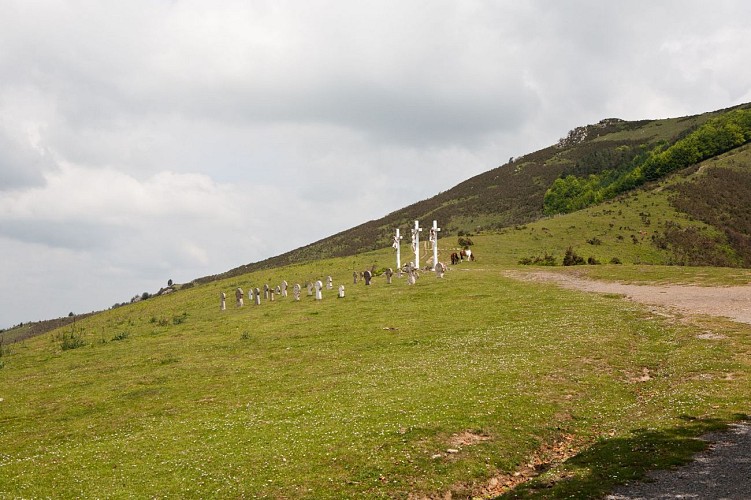 Ainhoa croix et stèles sur colline de l'Atxulai