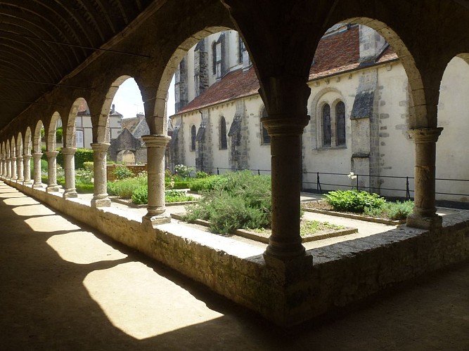 Cloître et jardin médiévaux de Donnemarie-Dontilly