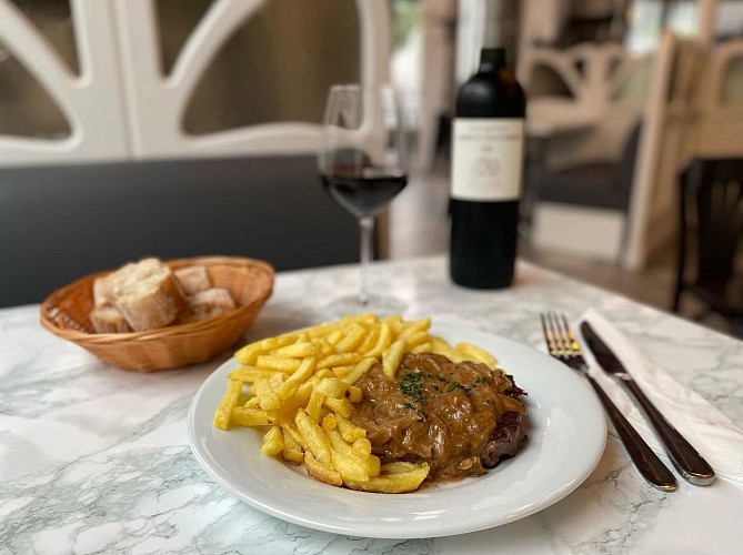 steak haché du boucher 180gr sauce crème à l’échalote, frites 