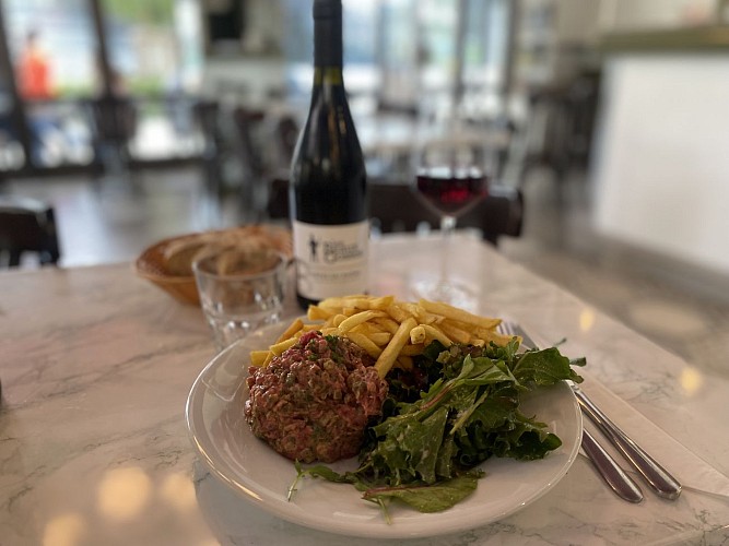  tartare de bœuf charolais au couteau, frites , salade 
