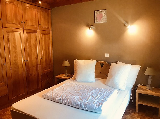 Chambre 2 - Les 4 chambres et le coin nuit sont équipés d'un lit deux personnes 140*190 couette 220*240 oreillers carrés - placards de rangement ou dressing ou étagères. Location linge de lit en option.