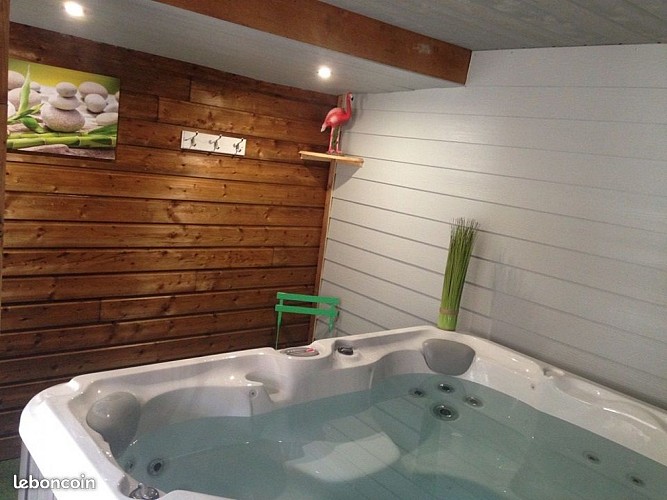 SPA - accès privatisé une heure par jour sur réservation - ouvert de 8h à 23h. Autres conditions, nous contacter.