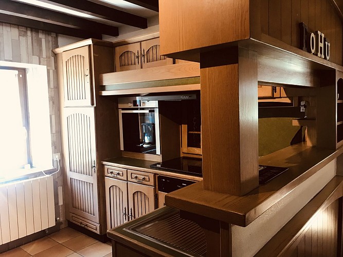 Cuisine toute équpée, four, four micro-ondes, frigo, lave-vaisselle, plaque induction, appareils raclette, mixeurs, bouilloire, cafetière...