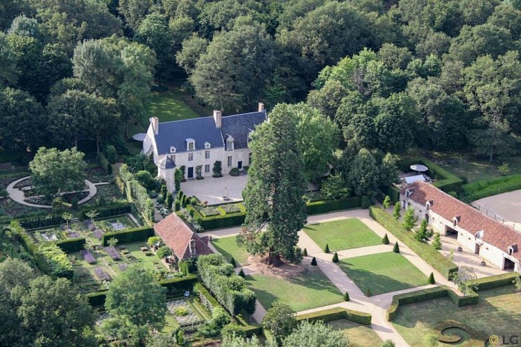 Vue aérienne sur le manoir du Domaine de Poulaines et ses jardins