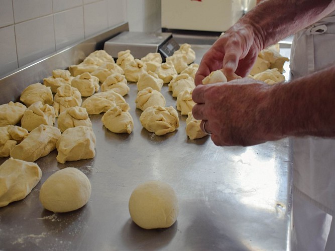 la-napolitaine-preparation-pizzas-2_CaenlamerTourisme