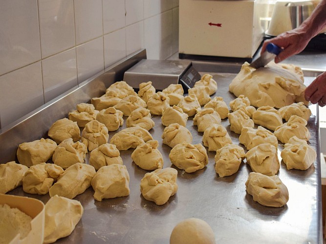 pizzeria-la-napolitaine-preparation-pizzas-1_CaenlamerTourisme