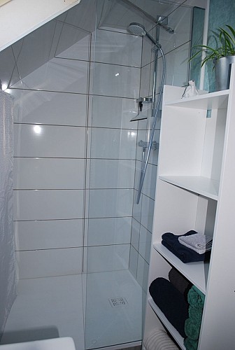 salle de douche commune au 2 chambres