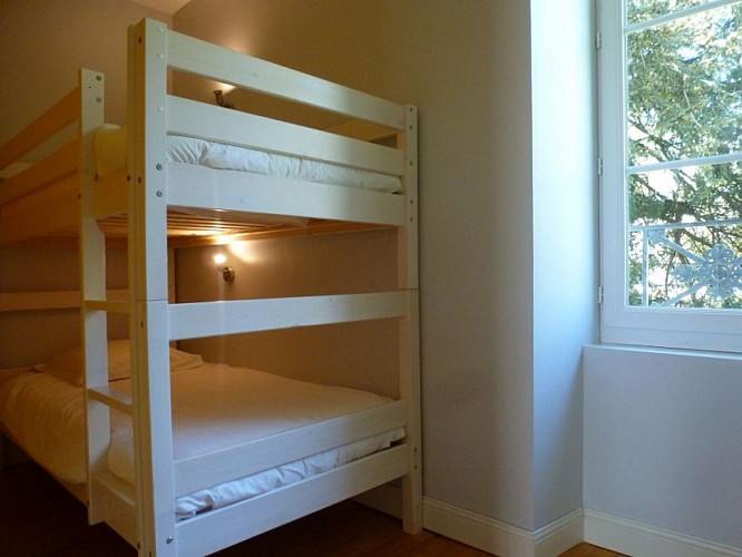 Chambre 2: 2 lits superposés