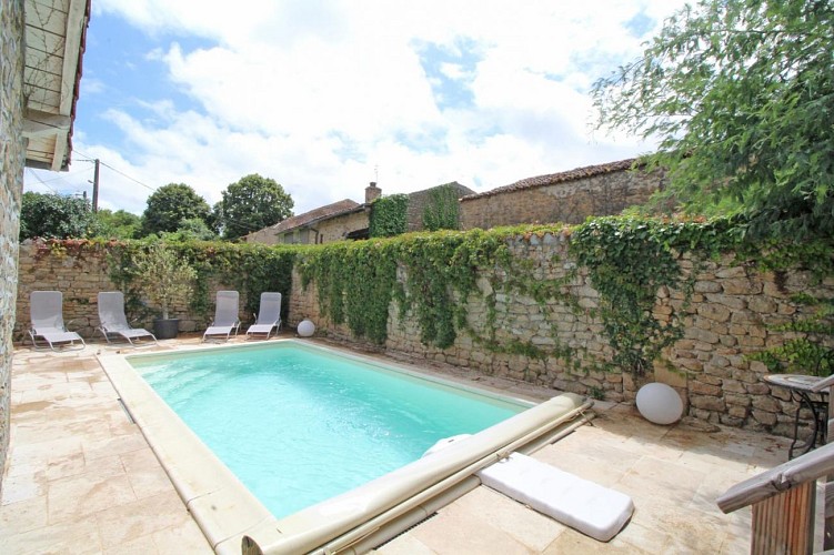 Gîte Evasimone à Chateauponsac en Haute-Vienne (Nouvelle Aquitaine)- patio avec piscine_2