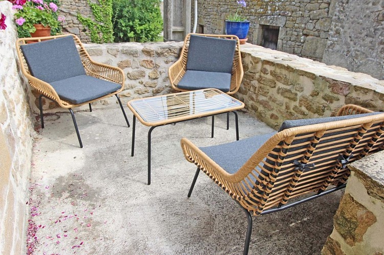 Gîte Evasimone à Chateauponsac en Haute-Vienne (Nouvelle Aquitaine)- petite terrasse au dessus de la ruelle_4