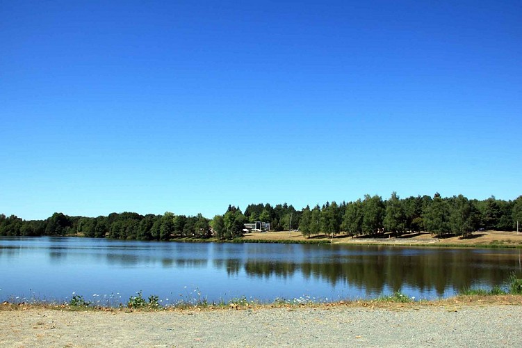 Plan d'eau de Ladignac le long