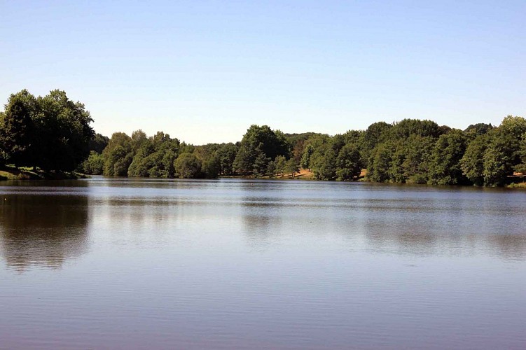 Plan d'eau de Ladignac le long