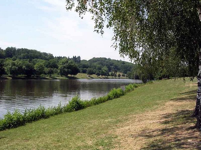 Plan d'eau de Ladignac le long