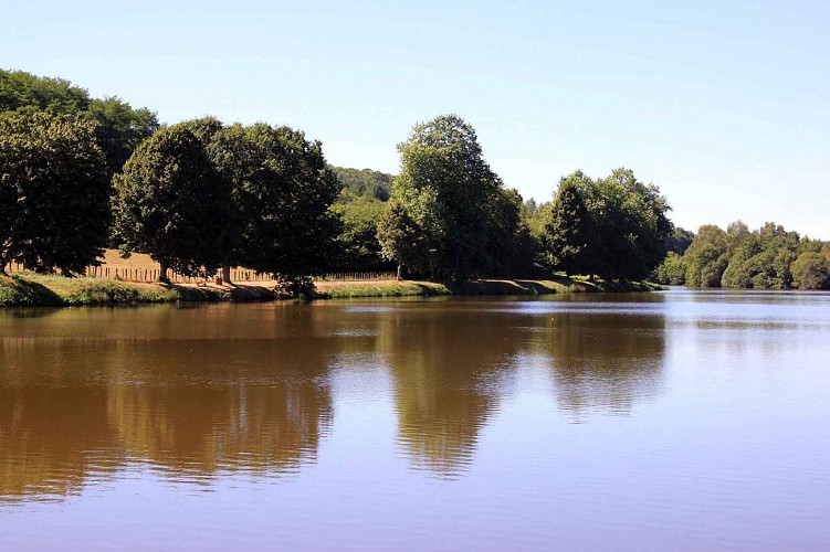 Plan d'eau de Ladignac le long