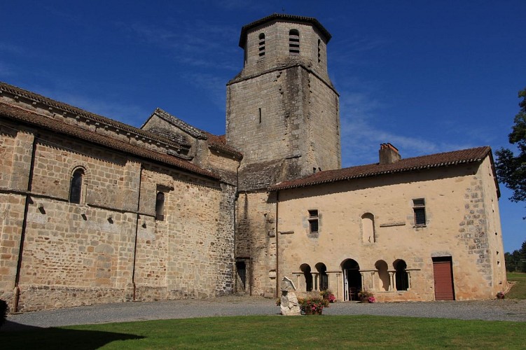 Eglise Saint-Eutrope aux Salles Lavauguyon_1