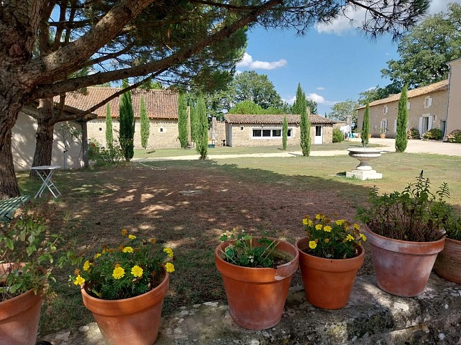 Domaine d'Ancia à Anché _ Vienne _extérieur ombragé