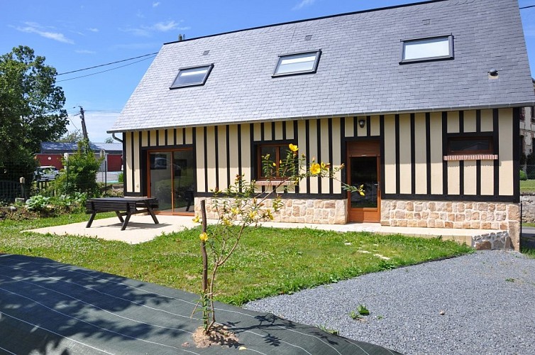 Façade maison et parking