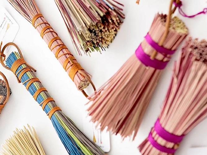 Divers articles, pinceau de cuisine, balayettes ...