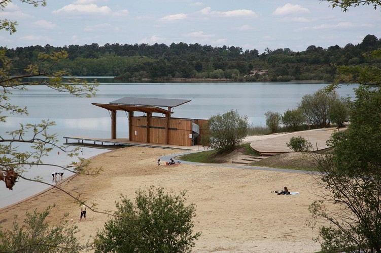 Vue-du-Pavillon-de-l-Eau-et-plage_6