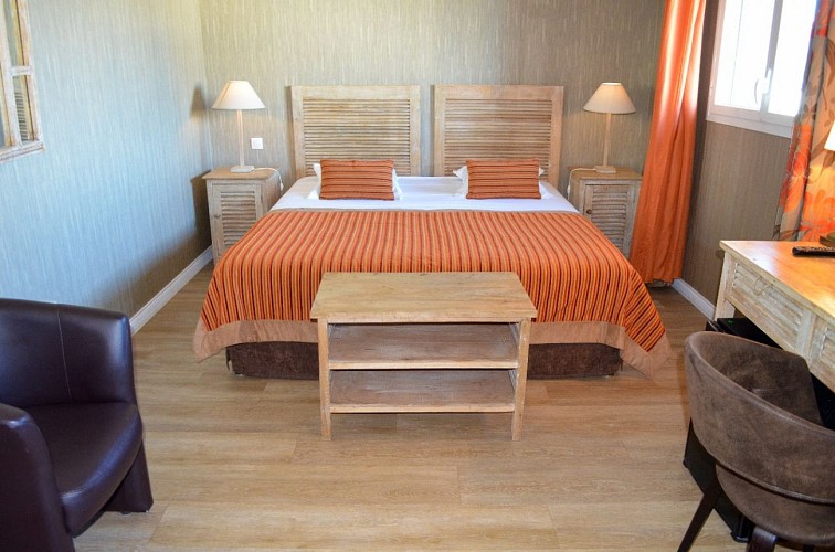 Hotel Almoria Deauville - Chambre Salon vue Rue Ma - XH00030