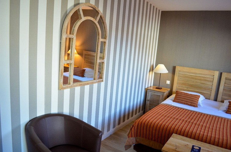 Hotel Almoria Deauville - Chambre Salon vue Rue Gr - XH00013