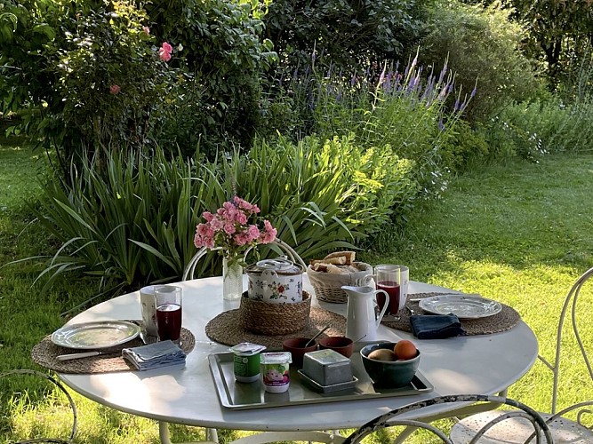 petit déjeuner au jardin