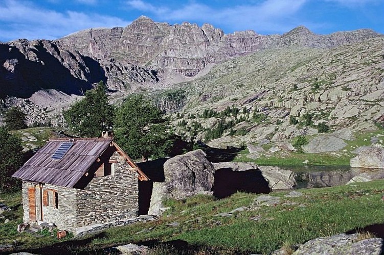 Refuge de Fontanalbe, devant le mont Bégo. On aperçoit à droite un des lacs jumeaux (2018 m)