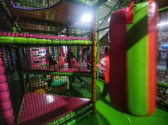sologne-tourisme-loisirs-enfants-récré-pirates-jeux-indoor-labyrinthe©solognecotesudtourisme