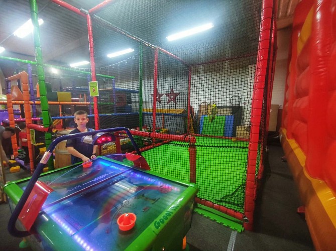 sologne-tourisme-loisirs-enfants-jeux-indoor-air-hockey