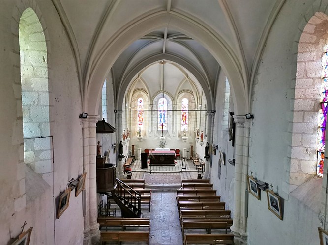 sologne-prunier-eglise-nef