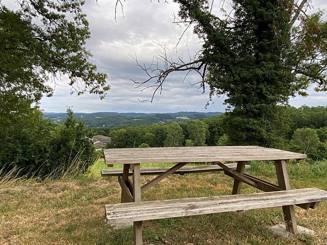 Aire de pique-nique à St-Silvain-Vallé Gourmande