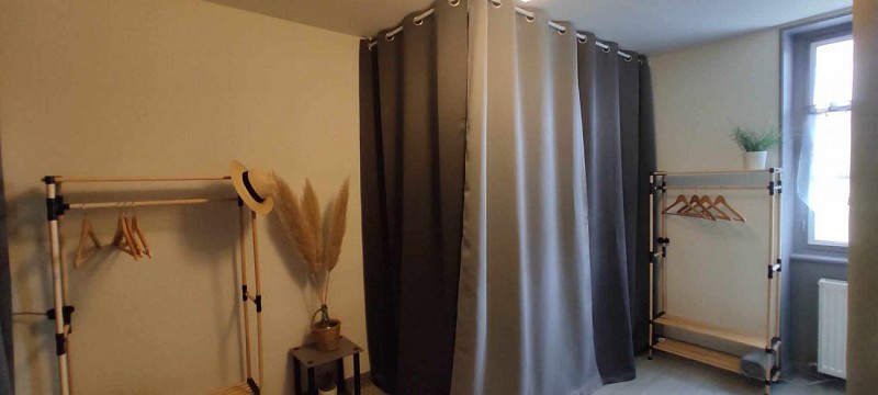 Lit avec rideau pour plus d'intimité