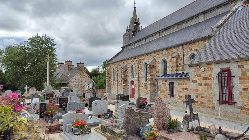 Le cimetière autour de l'église