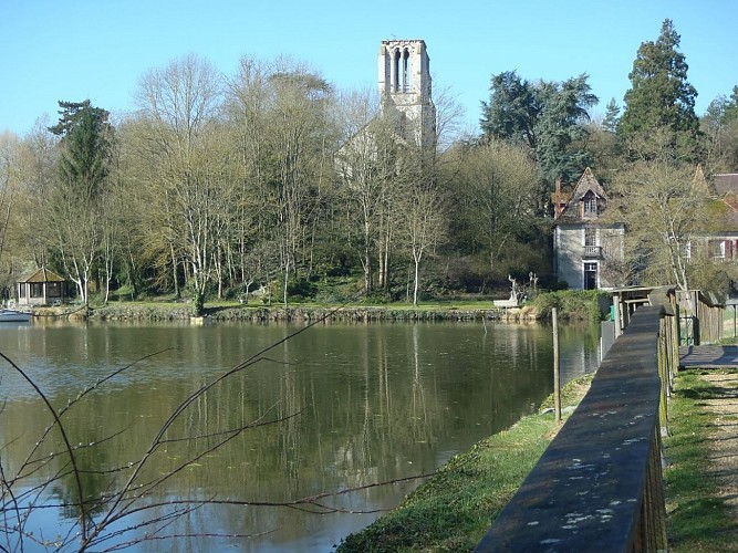 Etang et vestiges de l'Eglise Saint-Thomas-de-Cantorbéry