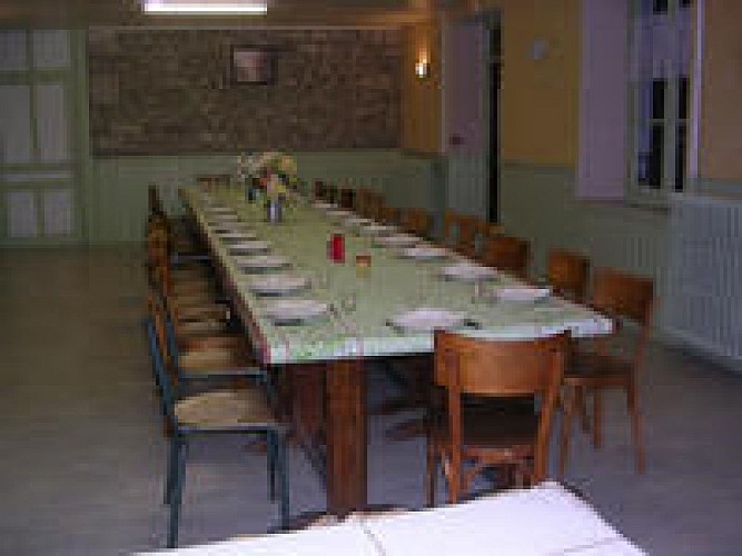 GITE D'ETAPE ET DE SEJOUR " CHEZ NOUS "_7   salle à manger dressée