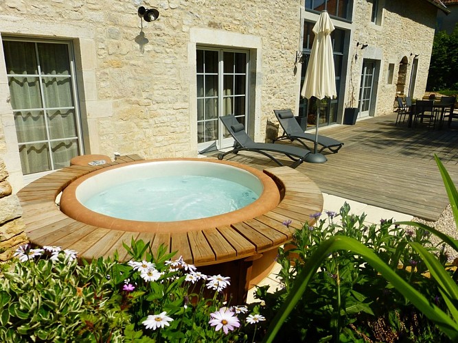 Jacuzzi sur la terrasse dans les Chambres d'Hôtes de Béred Vuillemin