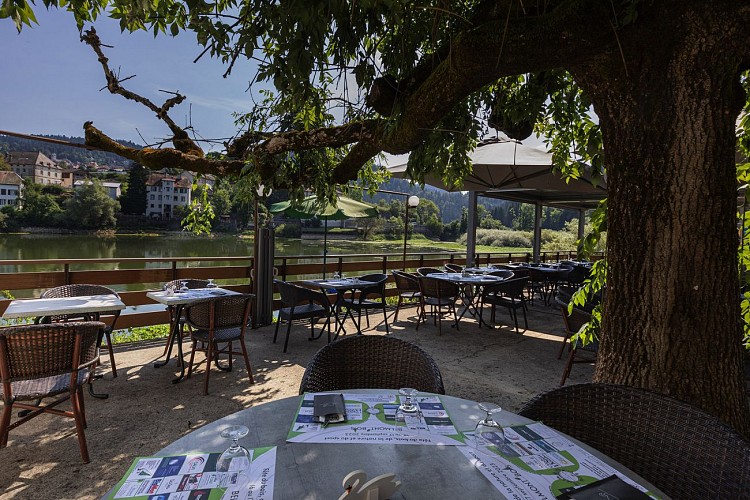 Hotel_restaurant_les_cygnes_terrasse