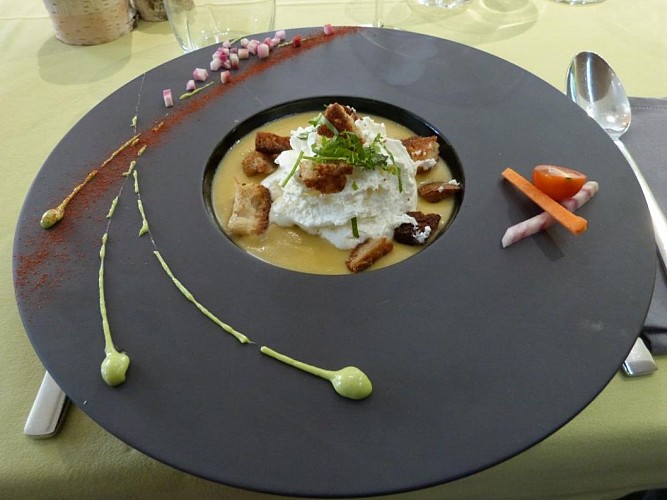 Plat raffiné à l'Auberge du Château de Vaite