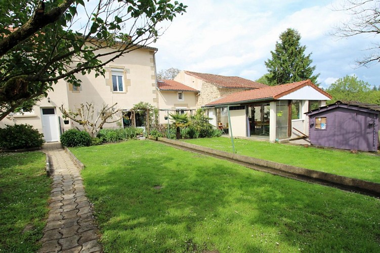 Chambres d'hôtes ô champ communal à Saint Pardoux Le Lac en Haute-Vienne - jardin à l'arrière_2