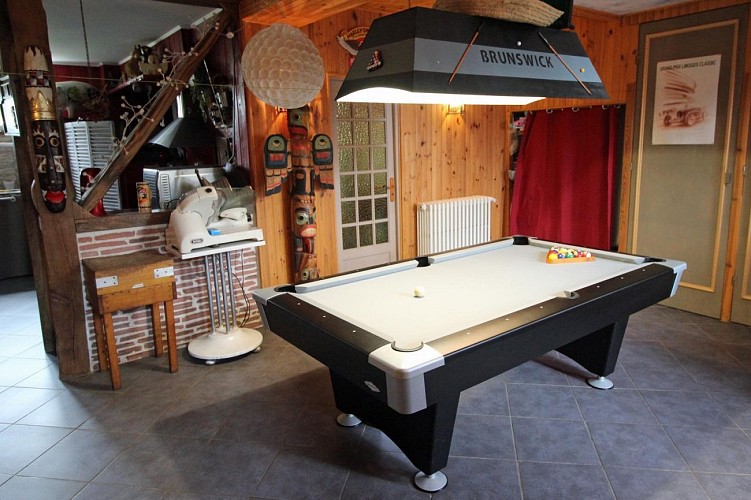 Chambres d'hôtes ô champ communal à Saint Pardoux Le Lac en Haute-Vienne - billard_3